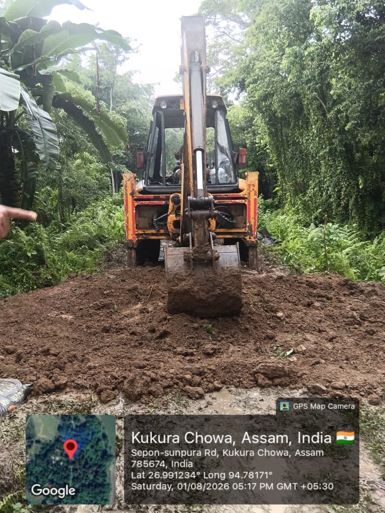 himantabiswa's tweet photo. We are plugging the breach in Desang embankment and strengthening it rapidly to improve flood resilience in Sivasagar.

This is part of our ongoing efforts to  build a strong deterrence against floods and rebuild the historic place by providing relief to its people. https://t.co/irFPmNpPMj