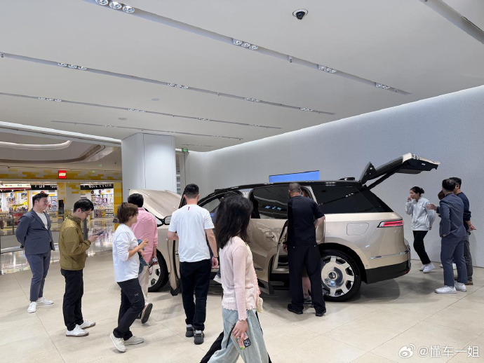 SZABOBENOIT's tweet photo. The NIO ES9 is incredibly popular! Look at the crowds in the dealerships right now! Everyone wants to see it and try it, and you even have to queue and make an appointment! 😂 Former BMW, Mercedes-Benz or Audi customers are completely addicted to the ES9 https://t.co/09tQ2UXlzJ