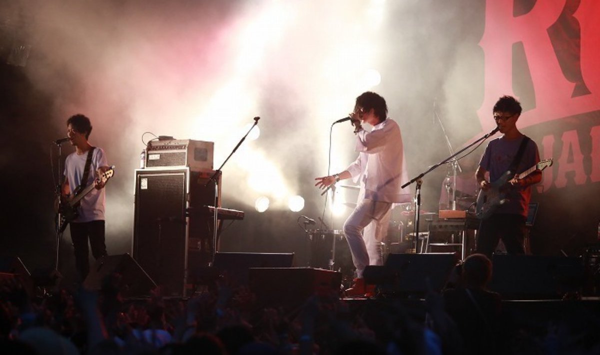 yonetsu_bet's tweet photo. 2015年の本日は米津玄師が音楽フェス「ROCK IN JAPAN FESTIVAL」に初出演した日。ゴーゴー幽霊船・マトリョシカ・アイネクライネ・アンビリーバーズなどを披露。MCでは『あっっっつくない？暑いよね、たぶん君らより俺らのほうが百倍暑いから』とタオルで顔をゴシゴシ拭きながら飾らない言葉で話した。 https://t.co/wXAssANVmV