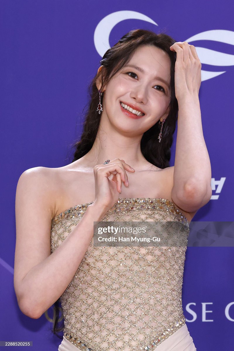 yeppeoyoona's tweet photo. Friendly reminder that the Getty Images curse has never applied to Lim YoonA. Just pure, unfiltered perfection on the Blue Dragon Series Awards red carpet ✨

#LimYoonA #임윤아 #YoonA #윤아 https://t.co/xUUZIYmjls