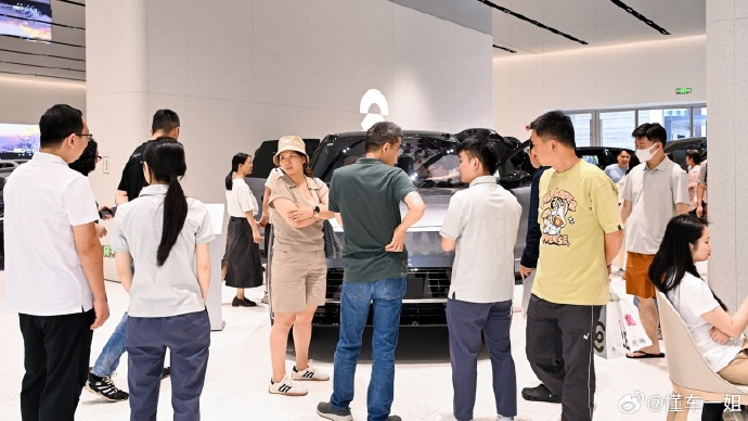 SZABOBENOIT's tweet photo. The NIO ES9 is incredibly popular! Look at the crowds in the dealerships right now! Everyone wants to see it and try it, and you even have to queue and make an appointment! 😂 Former BMW, Mercedes-Benz or Audi customers are completely addicted to the ES9 https://t.co/09tQ2UXlzJ