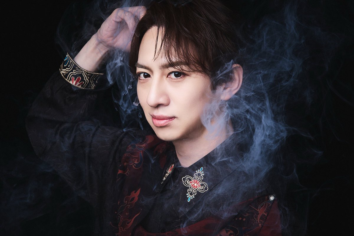 ikko0305cho's tweet photo. 2026.08.02

今日で、初めて舞台に立ってから18年が経ちました。

振り返れば、あっという間だったような、
でも、18年分の出来事を語ろうとすると、
とても一言では言い表せないほどたくさんのことがありました。

18年前の自分に、今ならこう伝えたい。

「今もまだ、この仕事を続けてるよ。
明るいことばかりじゃなかったけど、
今日もまた、大好きな舞台に立ってるよ。」

18年前は、まさかこんなにも長く
舞台に立ち続けているなんて想像していませんでした。

続けてこられたのは、
出会ってくださった皆さん、
支えてくださった皆さん、
そして、いつも応援してくださる皆さんがいてくれたからです。

本当にありがとうございます。

皆さんのおかげで、
今年もまたこの日を迎えることができました。

19年目も、その先の20年目も。
舞台の上から、皆さんにたくさんの笑顔を届けられるように。

これからも一歩ずつ、
感謝を忘れず、精進していきます。

18年間、本当にありがとう。
そして、これからもよろしくお願いします。

一洸

中文版🇹🇼

今天，是我第一次站上舞台的第18年。

回頭看，18年好像一眨眼就過去了。
但如果真的要說起這18年，
卻有太多太多的故事，怎麼也說不完。

如果現在可以對18年前的自己說一句話，
我想告訴他：

「我現在還在做著這份工作喔。
這一路並不總是只有開心的事，
但直到今天，我依然站在自己最喜歡的舞台上。」

18年前的我，
從來沒有想過自己會一直走到今天。

能夠一路走到現在，
是因為曾經與我相遇的人、
一路支持我的人，
以及一直陪伴、為我加油的每一位你。

真的，謝謝你們。

因為有你們，
我才能再次迎來這一天。

第19年，
以及未來的第20年。

我也會繼續一步一步走下去，
不忘記最初的心，
也不忘記一路上收到的每一份支持與愛。

希望能繼續站在舞台上，
把更多的笑容帶給大家。

18年，真的謝謝你們。
接下來，也請多多指教。

一洸