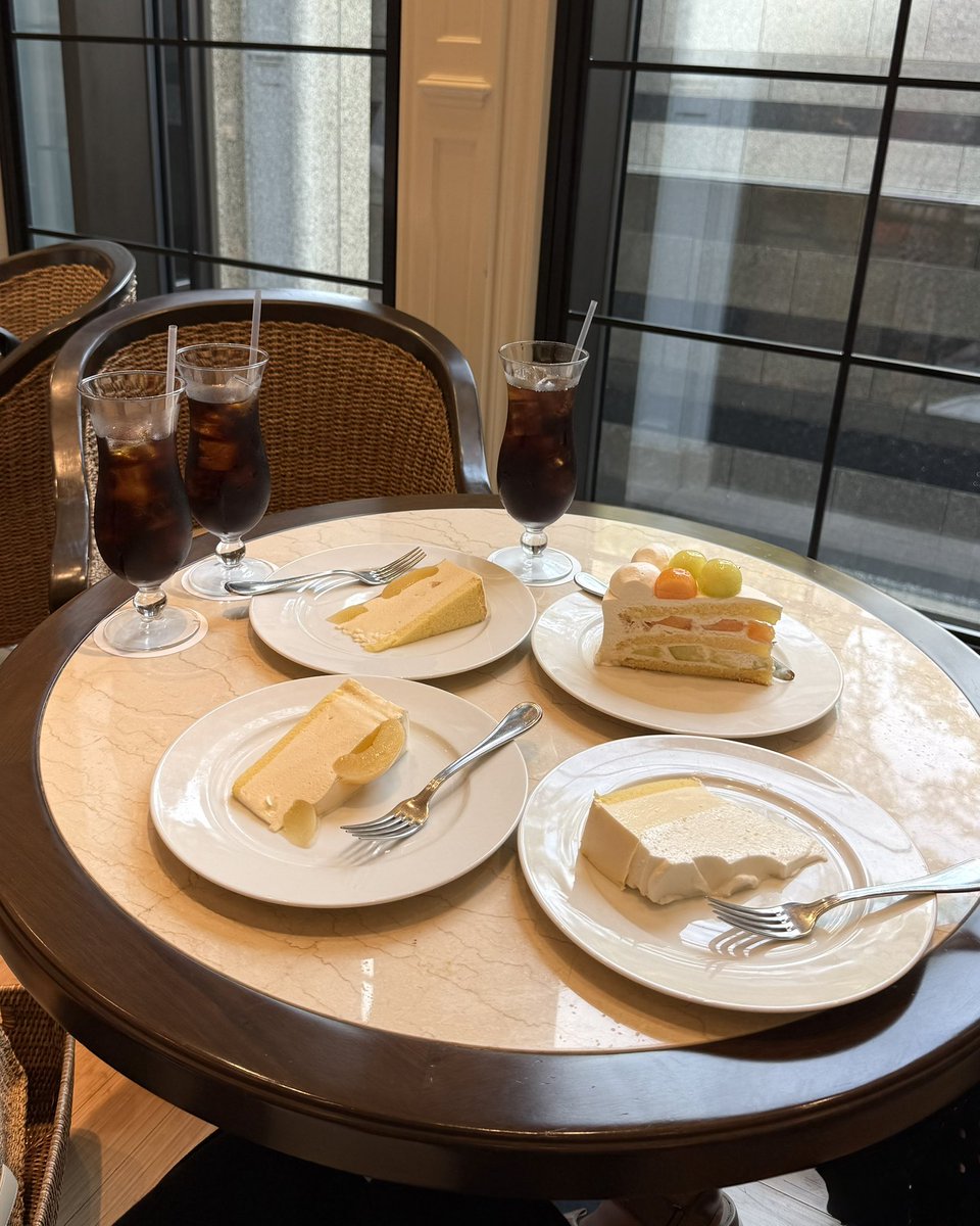 san___ma's tweet photo. 今日全部美味しくて最強だった〜宙に浮くハンバーガー3兄弟を添えて😸 https://t.co/DvrkLDjcSs