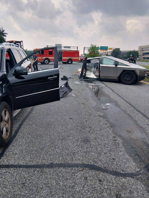 Justin198602's tweet photo. Safety has always been Tesla’s top priority ⚡️
On July 18, 2026, a multi vehicle collision occurred at the intersection of Columbia Pike and Fairland Road in Montgomery County Maryland #TeslaSafety #SafetyFirst #Tesla https://t.co/SBplfi9IdI