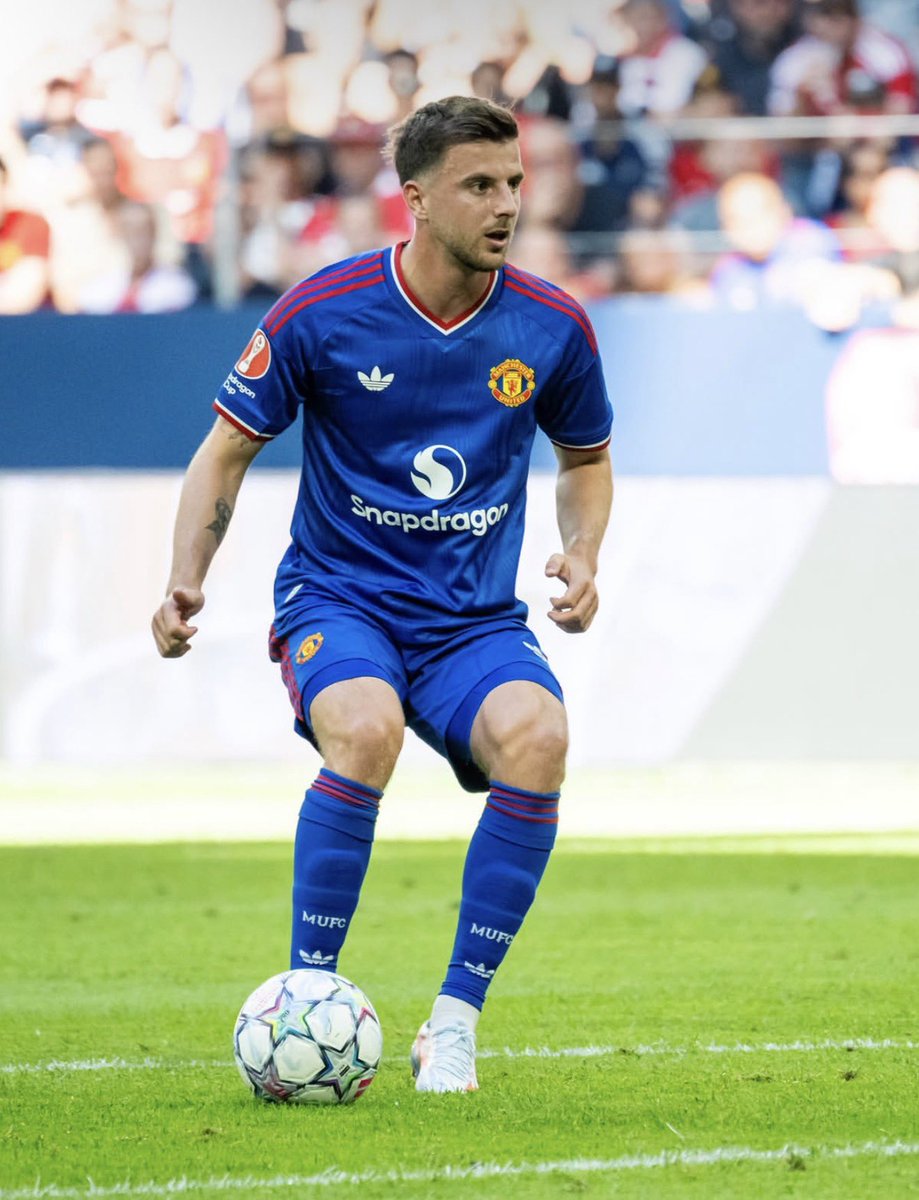 TheUnitedbuzzz's tweet photo. The Mason mount and Andrey Santos pairing is nothing short of a master stroke, they compliment each other so well.

Mason runs the game while santos is on mop up duty, they both look so energetic being able to progress the ball and track back effortlessly without leaving any obvious spaces.

I’m not one to draw hasty conclusions but there’s something wonderful between these two and I hope it’s given time to blossom. {#MUFC }