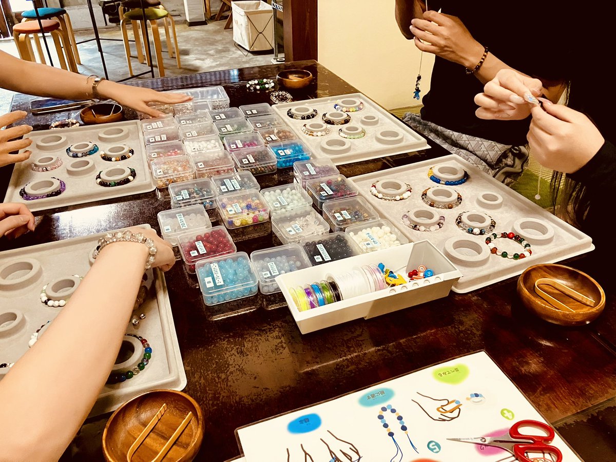TERA_space76's tweet photo. 本日の腕輪念珠作りとお線香作り体験の様子です♪

念珠体験をご希望の方へ
小さな玉を並べたり、紐を通す作業があるので、ネイルが長い人はご注意ください🙏
そして老眼鏡をお持ちの方は忘れずに持参することをオススメします😊

店主の独り言より

#京都
#体験
#お線香
#腕輪念珠
#寺スペース https://t.co/IzHZub3W0M