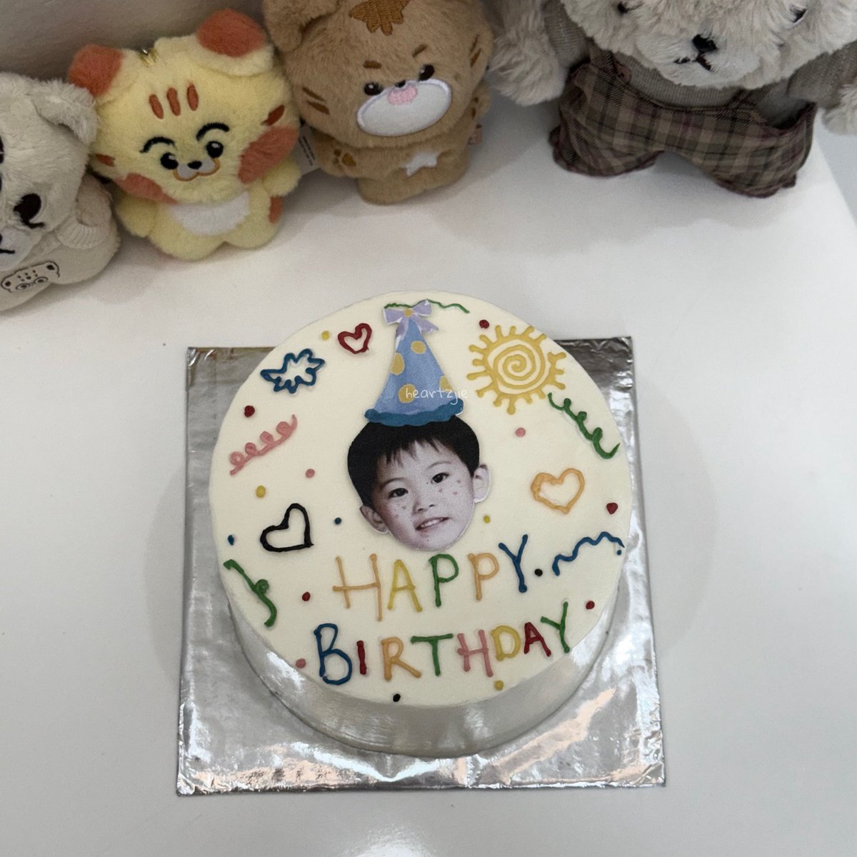 heartzjie's tweet photo. happiest birthday my love! cheers to many more years together, i love u🥹🤍💙

#오랜내여름민형아생일축하해
#AlwayswithMarkLee https://t.co/dJb78DNRMB