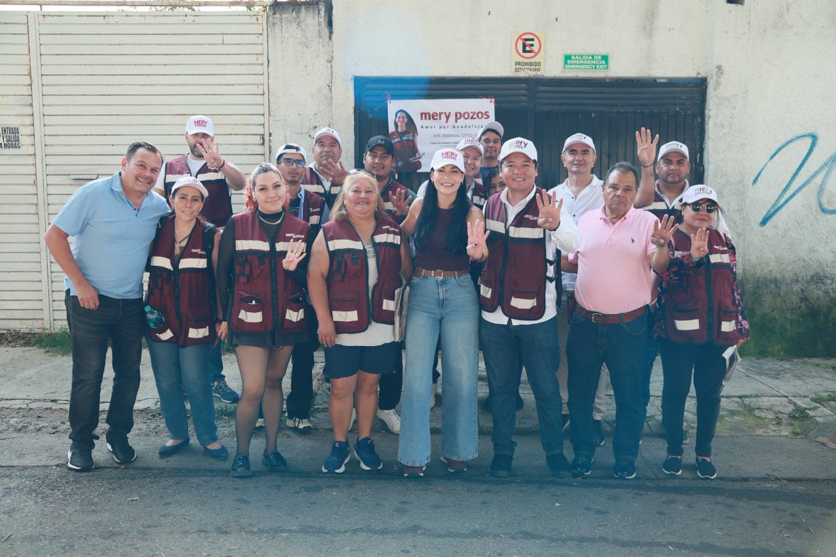 mery_pozos's tweet photo. Les comparto unas fotos de nuestro recorrido de ayer por la colonia Echeverría. Fue una gran oportunidad para platicar con las vecinas y los vecinos, escuchar sus inquietudes y seguir construyendo, de la mano de la gente, las soluciones que nuestra ciudad necesita.

Estoy convencida de que la transformación se construye en el territorio, caminando las calles, escuchando de frente y trabajando con quienes conocen mejor su comunidad.

¡Gracias por recibirnos con tanto cariño! Seguiremos recorriendo cada colonia, porque no puede haber dos Guadalajaras y todas y todos merecemos las mismas oportunidades.

#Guadalajara #4T