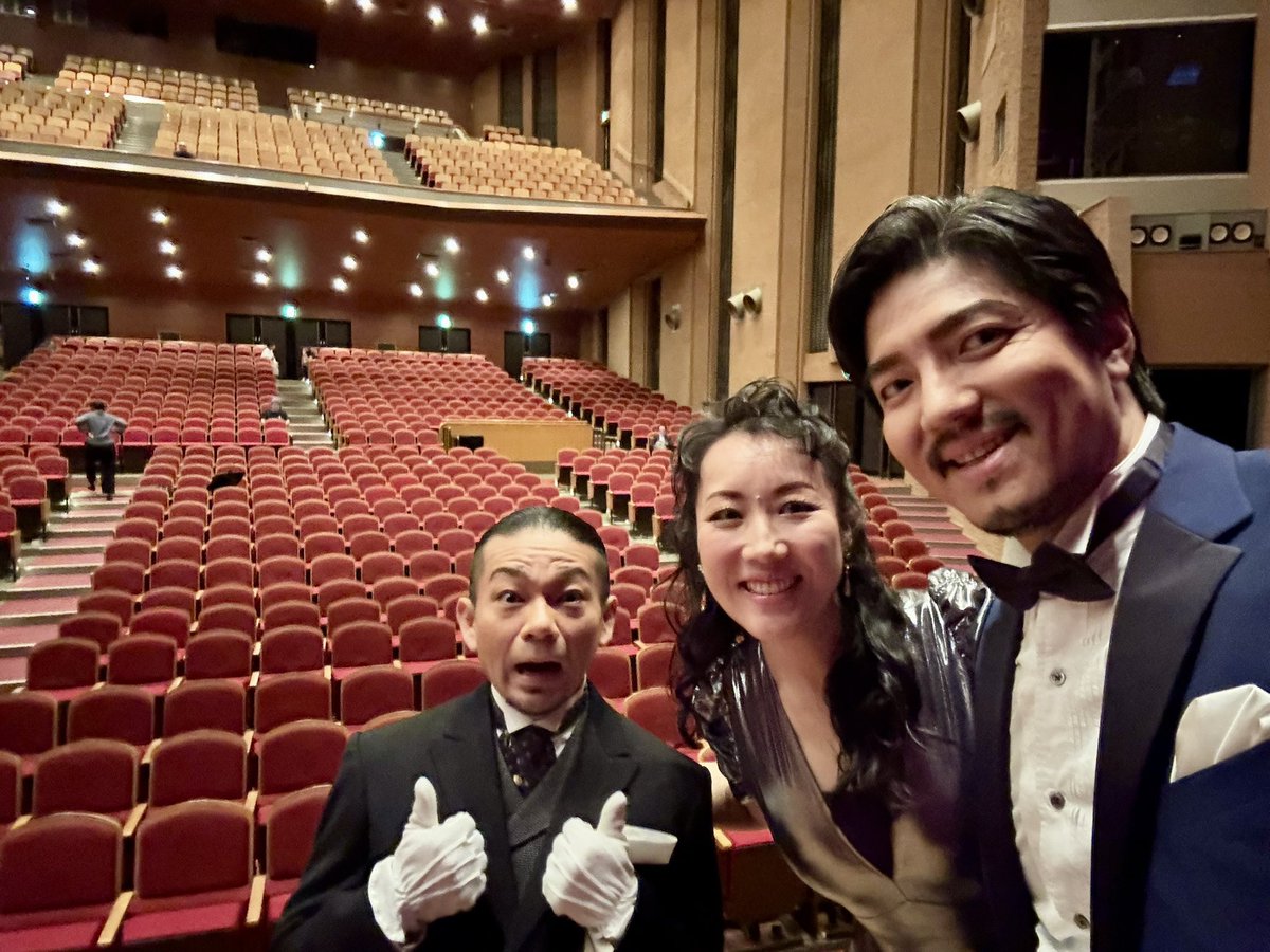 mime1166's tweet photo. 「スザンナの秘密」無事終了
ご来場いただきました皆様ありがとうございました！

素晴らしい人たちと共に楽しい時間を過ごすことができました！
ありがとうございました！

楽譜が読めない僕は去年演出したオペラ作品「ペドロ親方の人形芝居」の時と同じく丸暗記作戦
車の中でも電車での移動中もずーっとこのこの曲を聴き続けた数ヶ月でした

とにかくシビアなキッカケや、ミスの許されないタイミングなどもあり最後までドキドキでした

ソロだった前奏曲はオープニングということで、サンテというキャラクターを演じつつもパントマイムのテクニックを盛り込んで楽しい作品のスタートになるように構成しました

間奏曲ではジルがキレて散らかした物の片付けを曲の中で終わらせなくちゃいけなくて...この散らかり具合が毎回違って、曲の進み具合と片付け終わりのタイミングを合わせるのに苦労しましたね

いやぁ結局どのシーンも緊張しましたね！
とにかく今は終わってホッとしています

皆さん本当にありがとうございました！