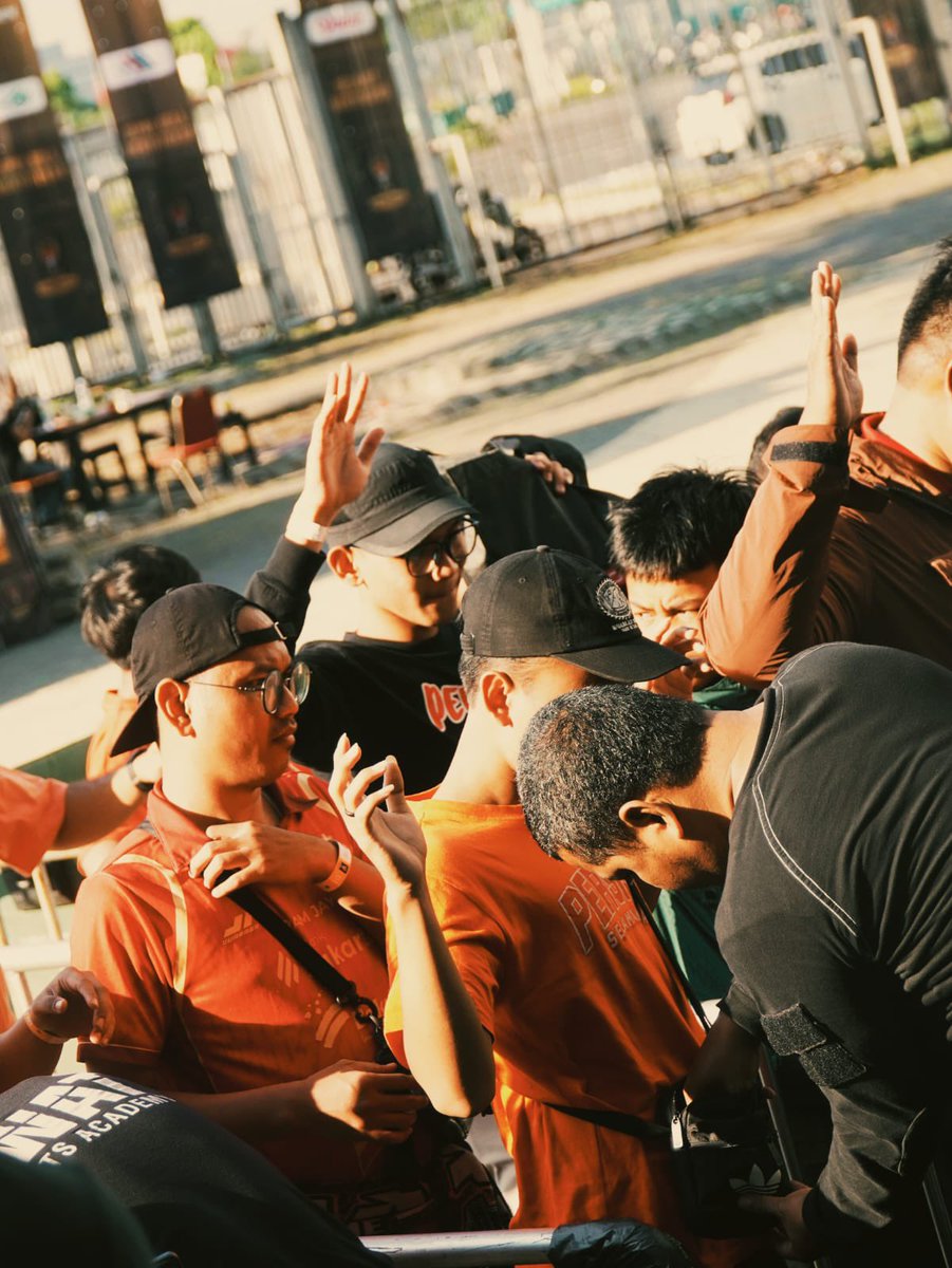 InfokomJakmania's tweet photo. Menemani Persija dengan jarak ratusan kilometer jauhnya dari Jakarta. Di Surabaya, the Jakmania memberikan semangat, harapan dan doa yang berakhir dengan bahagia, poin tiga milik kita!

Sekali lagi, terima kasih Persija, dari kami the Jakmania! 🔥

#PersijaDay https://t.co/Rx0KP1YDi2