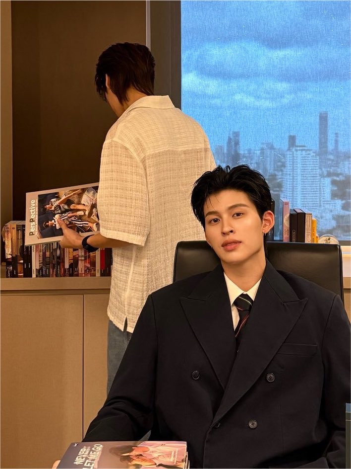 lertraipi's tweet photo. NOT PHUWIN HOLDING THEIR VERY FIRST PHOTOBOOK AKA PERSPECTIVE I IN THE BIG YEAR OF 2026 😭😭😭 ALL THE PHOTOS TAKEN BACK WHEN THEY ARE SO YOUNG AND CUTE 😭🤏

#PeachAndMeSeriesFinalEP https://t.co/qaB0RdKMZw