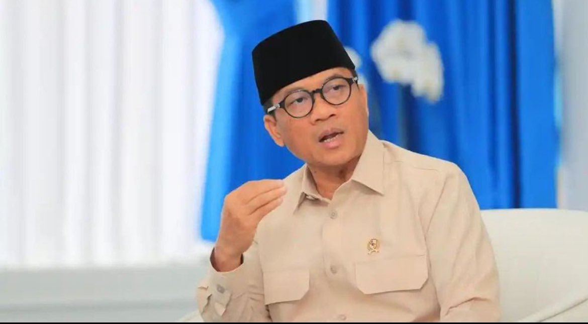 Fikram1990's tweet photo. Menteri Desa dan Pembangunan Daerah Tertinggal, Yandri Susanto, membantah beredarnya video di media sosial yang menampilkan sosok mirip dirinya dan berisi pernyataan terkait Koperasi Desa Merah Putih. Ia memastikan video tersebut merupakan informasi palsu dan menyesatkan. https://t.co/lTjEOezoaA