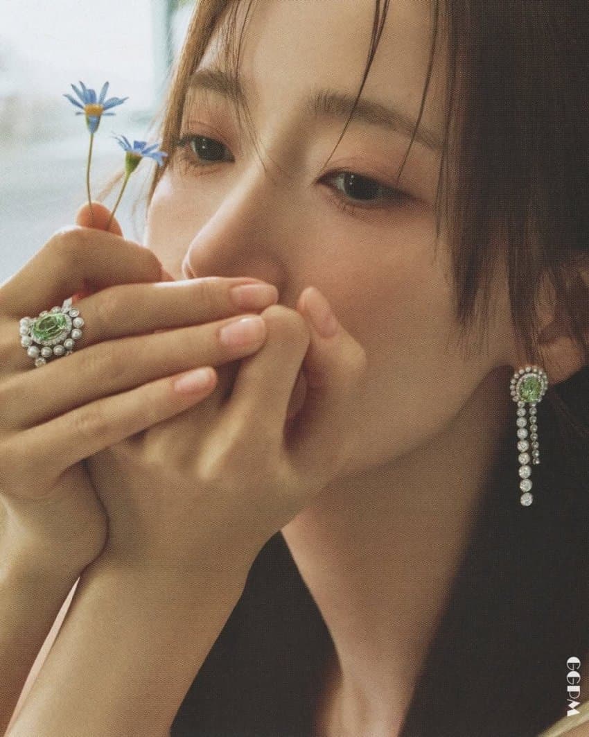 k_popstory's tweet photo. Knetz talk about how much they love Girls' Generation's Yoona's pictorial. https://t.co/kPRxifVpD8 https://t.co/XpngBJP7Hj