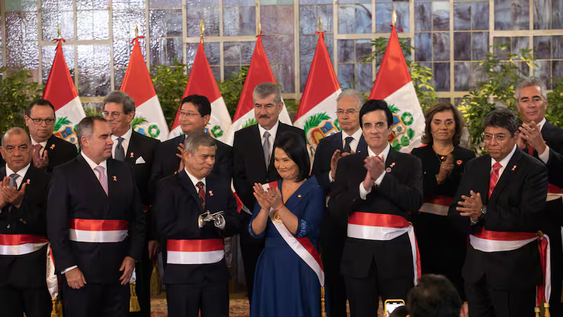 ZuritaCarpio's tweet photo. 🇵🇪 Keiko Fujimori jura como presidenta de Perú con un nuevo gabinete de 19 ministros.
El problema: 15 tienen antecedentes penales.
El primer ministro, Luis Galarreta, incluido: lavado de dinero, abuso de autoridad y organización criminal.
Los ministros del Interior y Vivienda tienen causas por estafa y lesiones.
Justicia y Energía no precisan sus razones.
Exteriores, por cohecho. Salud, por falsificación. Transportes, por delito contra la fe pública.
Los récords más altos:
Educación: 8 investigaciones.
Agrario y Producción: 10 cada uno.
Ambiente: 51 causas (desobediencia, corrupción, peculado, usurpación, hurto…).
Una presidenta que estuvo en prisión por corrupción.
Un gabinete con más antecedentes que propuestas.