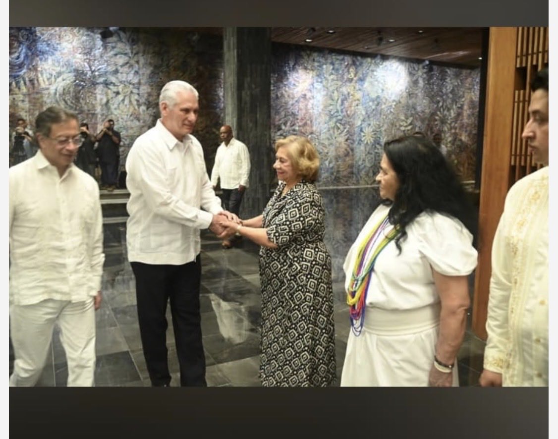 saludhernandezm's tweet photo. A la ultraizquierda petrista le fascina los tiranos. Petro feliz junto al criminal que aplasta a su pueblo. Que vaya después a Nicaragua. https://t.co/hVlBVSwiEs