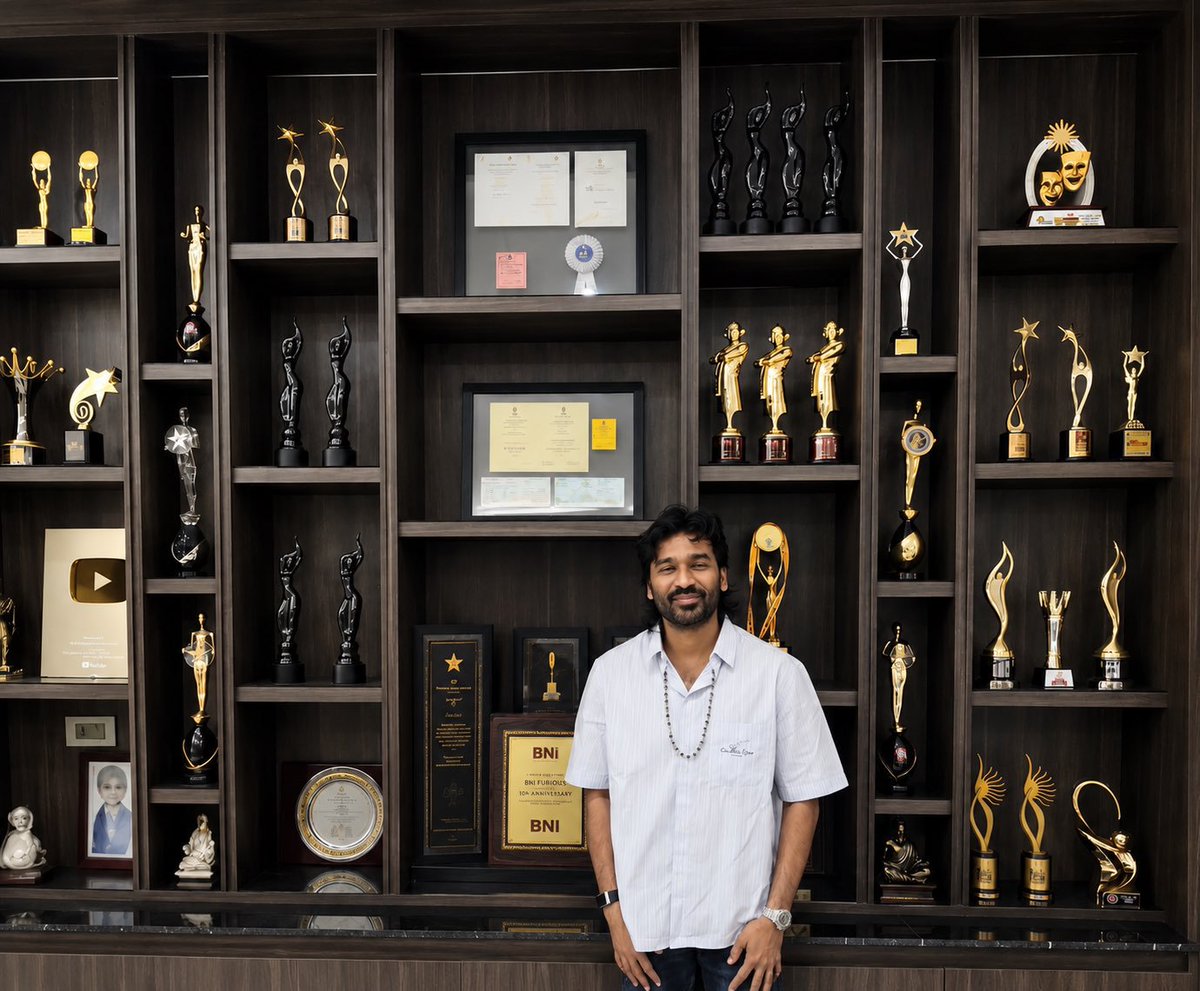 Petta_Velan_'s tweet photo. From இவன் லாம் ஒரு நடிகனா to Actor with Most number of awards 🏆! 

From இவன் லாம் கட்சி ஆரம்பிச்சு என்ன பண்ண போறான்? To LOADING DA RAAVANA MANANEY EN GOPPAAN MAVANEY . #Dhanush @dhanushkraja https://t.co/W2VAqRmeMM