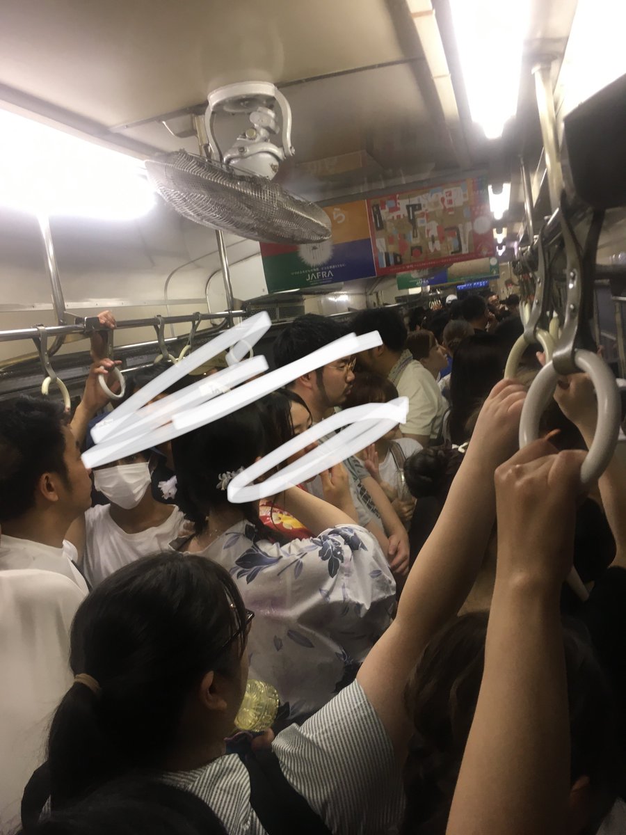 ko_te_a's tweet photo. 日豊本線 宮崎23:00発最終都城行き
キハ140 2061に推定500人近く乗ろうとして、100人以上乗り切れず、南宮崎で1時間以上抑止された挙句タンクの水が空になったことで冷房が故障し車内気温が40度を越し全員降ろされました。 https://t.co/ygT1Pe4pmK