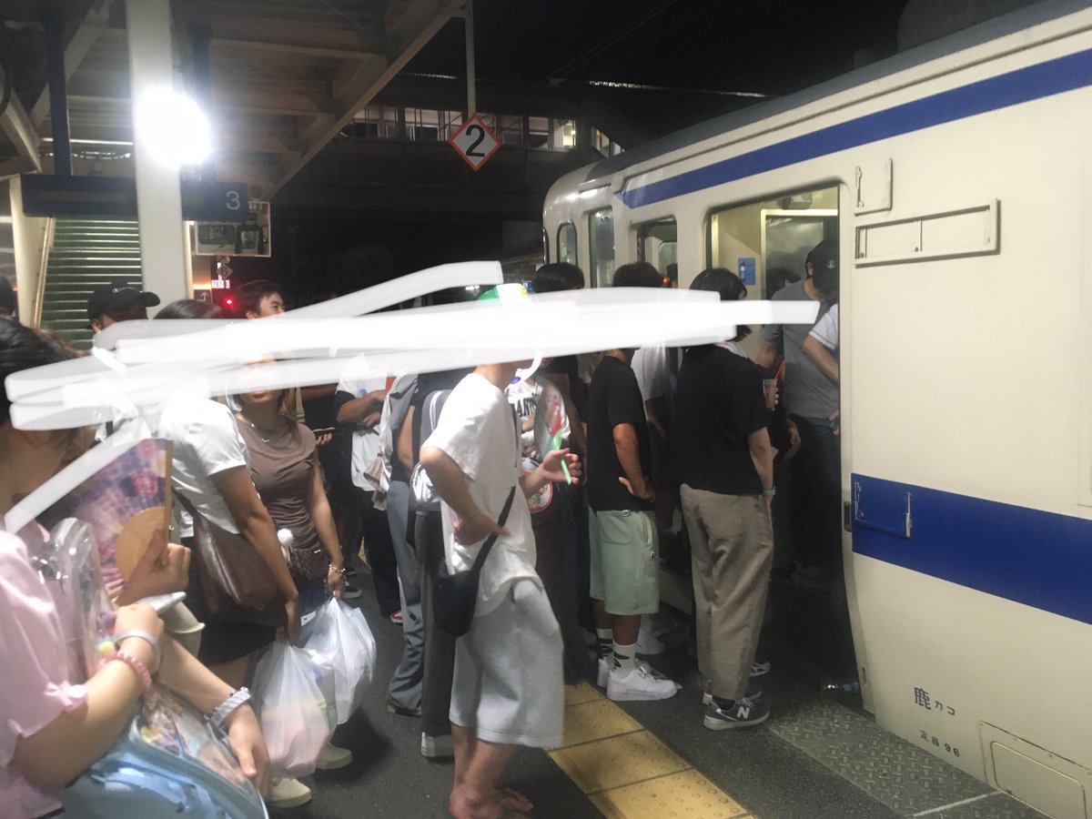 ko_te_a's tweet photo. 日豊本線 宮崎23:00発最終都城行き
キハ140 2061に推定500人近く乗ろうとして、100人以上乗り切れず、南宮崎で1時間以上抑止された挙句タンクの水が空になったことで冷房が故障し車内気温が40度を越し全員降ろされました。 https://t.co/ygT1Pe4pmK