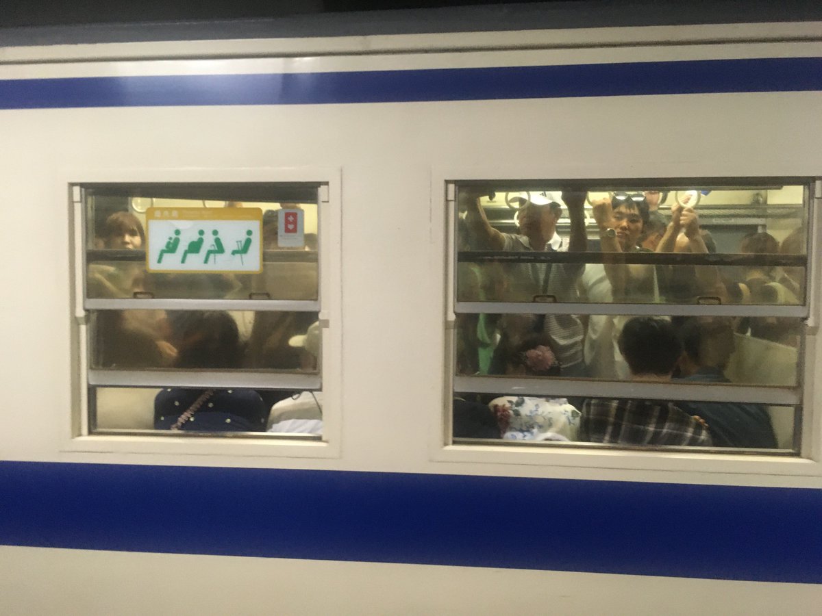 ko_te_a's tweet photo. 日豊本線 宮崎23:00発最終都城行き
キハ140 2061に推定500人近く乗ろうとして、100人以上乗り切れず、南宮崎で1時間以上抑止された挙句タンクの水が空になったことで冷房が故障し車内気温が40度を越し全員降ろされました。 https://t.co/ygT1Pe4pmK