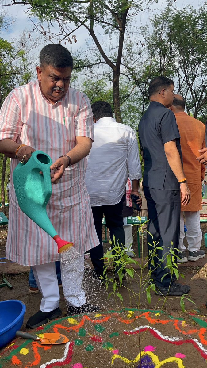ForestRajasthan's tweet photo. माननीय वन मंत्री श्री संजय शर्मा जी ने चंदन का पौधा लगाकर राजस्थान को हरा भरा बनाने का संकल्प लिया।

@RajGovOfficial @RajCMO @DIPRRajasthan @mygovrajasthan @BhajanlalBjp @Sanjay4India1 @moefcc @byadavbjp @babulalkharadi3 @HemantMeenaBJP @PMOIndia @UpforestUp @GujForestDept @minforestmp

#हरियालो_राजस्थान #एक_पेड़_माँ_के_नाम #आपणो_अग्रणी_राजस्थान #वन_महोत्सव #EkPedMaaKeNaam #HariyaloRajasthan