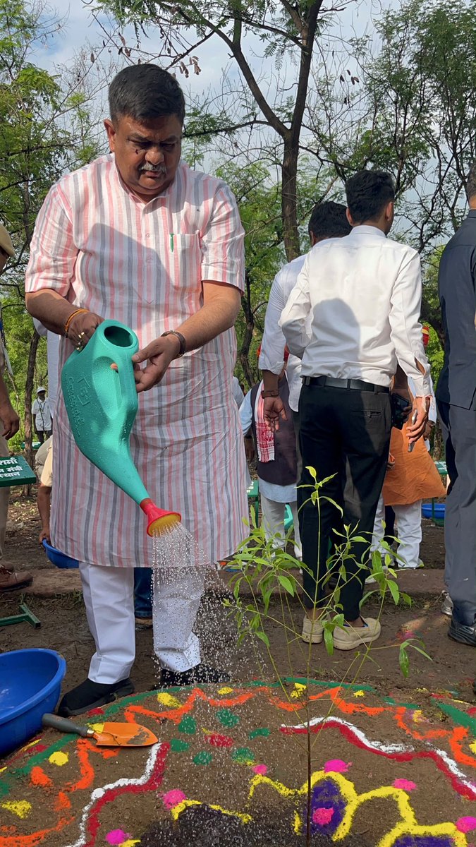 ForestRajasthan's tweet photo. माननीय वन मंत्री श्री संजय शर्मा जी ने चंदन का पौधा लगाकर राजस्थान को हरा भरा बनाने का संकल्प लिया।

@RajGovOfficial @RajCMO @DIPRRajasthan @mygovrajasthan @BhajanlalBjp @Sanjay4India1 @moefcc @byadavbjp @babulalkharadi3 @HemantMeenaBJP @PMOIndia @UpforestUp @GujForestDept @minforestmp

#हरियालो_राजस्थान #एक_पेड़_माँ_के_नाम #आपणो_अग्रणी_राजस्थान #वन_महोत्सव #EkPedMaaKeNaam #HariyaloRajasthan