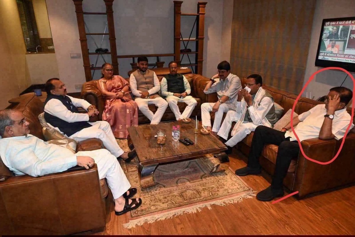 JyotiDevSpeaks's tweet photo. भाजपा नेताओं के साथ बसपा राष्ट्रीय महासचिव सतीश चंद्र मिश्रा!
मुंह छुपाने से सच्चाई नहीं छुप जायेगी मिश्रा जी... खबर तो यह भी है कि पिछले साल 09 अक्टूबर की रैली से पहले सतीश मिश्रा और मायावती ने योगी आदित्यनाथ से मुलाक़ात की थी! https://t.co/07XL8hKhTV