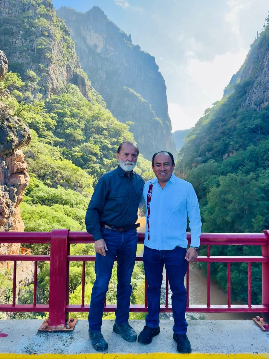 SergioLopez_S's tweet photo. Desde el emblemático Boquerón de Santo Domingo Tonalá, junto a Epigmenio Ibarra (@epigmenioibarra), les deseamos que tengan excelente fin de semana.

Hoy acompañaremos a la Presidenta de la República Dra. Claudia Sheinbaum Pardo (@Claudiashein) y al Gobernador del Estado Ing. Salomón Jara Cruz (@salomonj) a los recorridos que tendrán en la #Mixteca.