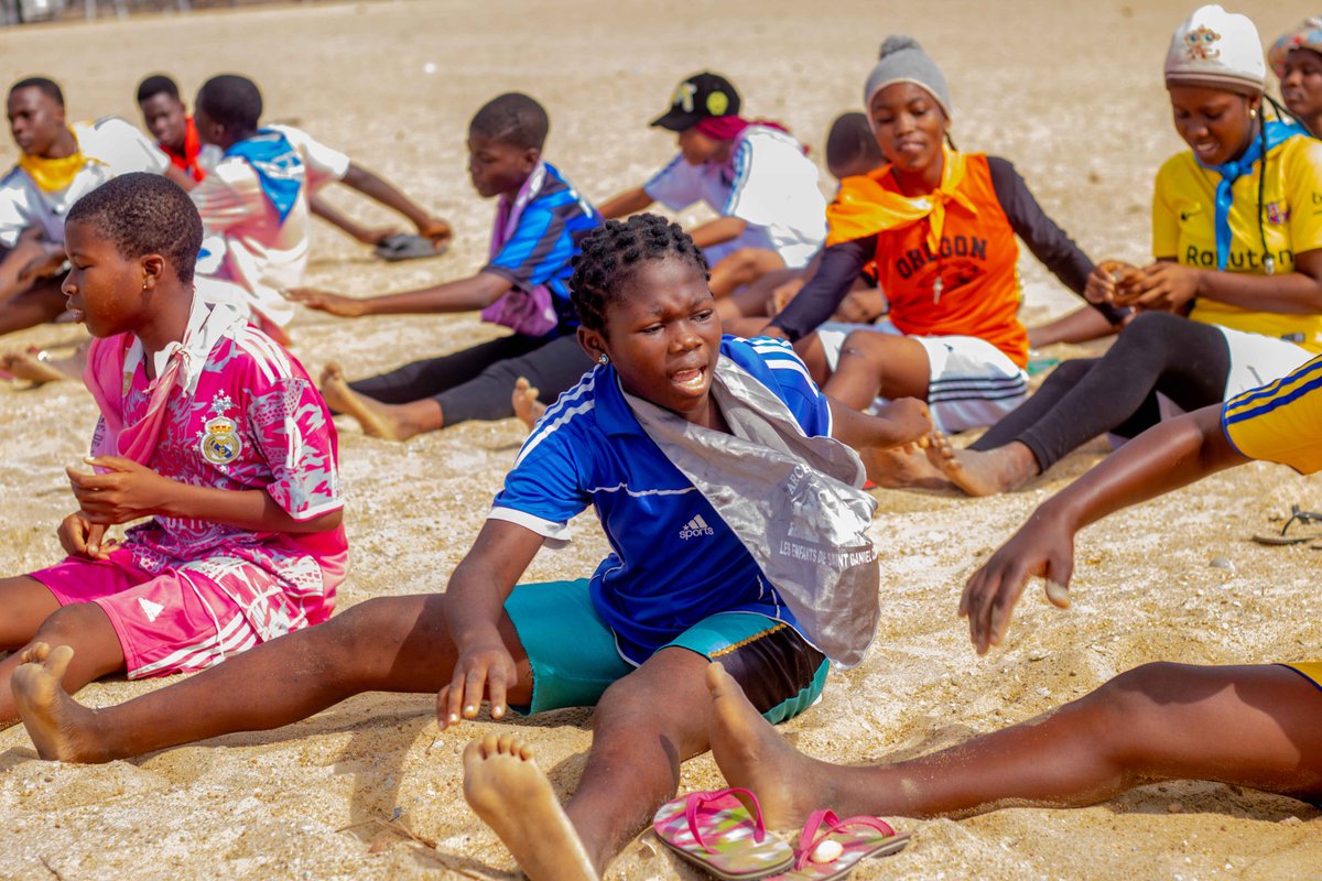 DuSol_tg's tweet photo. Une plage nettoyée, des jeunes engagés, un bon footing matinal 🏃 L'éco-jogging du camp « Bâtir Ensemble » a tenu toutes ses promesses. #DUSOL #Environnement #Aného https://t.co/obqj060540