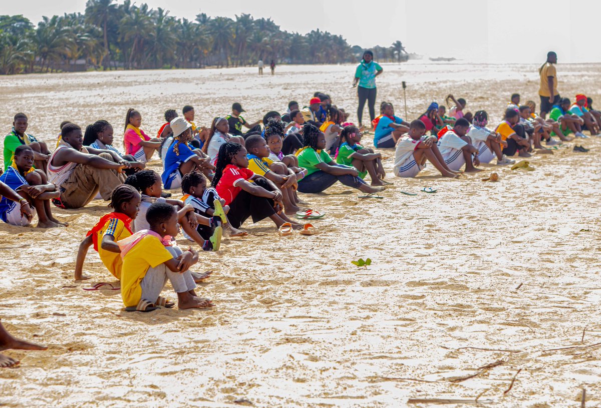 DuSol_tg's tweet photo. Une plage nettoyée, des jeunes engagés, un bon footing matinal 🏃 L'éco-jogging du camp « Bâtir Ensemble » a tenu toutes ses promesses. #DUSOL #Environnement #Aného https://t.co/obqj060540
