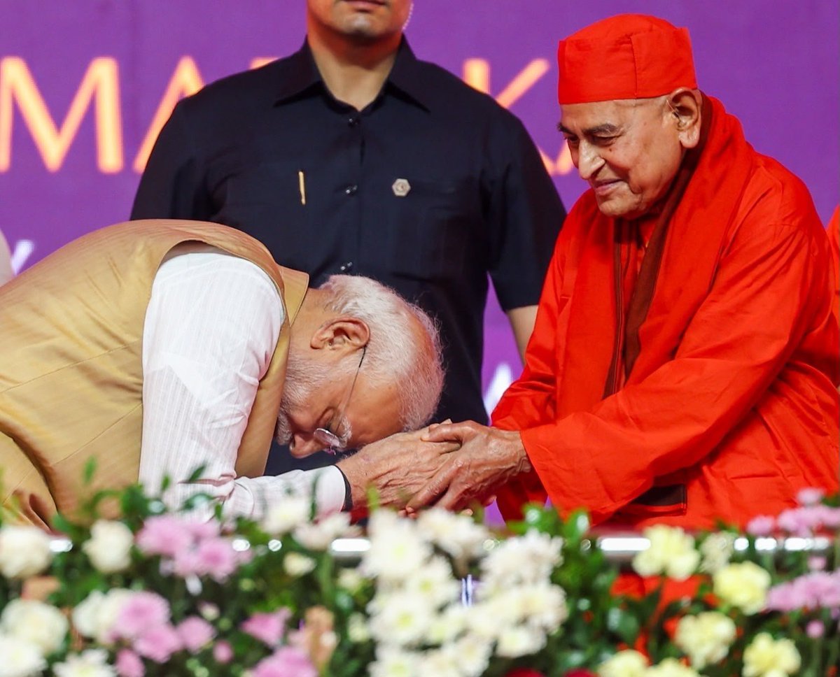 narendramodi's tweet photo. ಮೈಸೂರಿನಲ್ಲಿ ವಿವೇಕ ಸ್ಮಾರಕವನ್ನು ಉದ್ಘಾಟಿಸಿರುವುದು ನನಗೆ ಅತ್ಯಂತ ಗೌರವ ಹಾಗೂ ವಿನಮ್ರತೆಯ ಭಾವವನ್ನು ತಂದಿದೆ. ಯುವ ಸಬಲೀಕರಣ ಮತ್ತು ಸ್ವಾಮಿ ವಿವೇಕಾನಂದರ ಆದರ್ಶಗಳನ್ನು ಪಸರಿಸುವಲ್ಲಿ ಈ ಕೇಂದ್ರವು ಮುಂಚೂಣಿಯಲ್ಲಿರಲಿದೆ. ಇದೇ ವೇಳೆ ಶ್ರೀಮತ್ ಸ್ವಾಮಿ ಗೌತಮಾನಂದ ಜೀ ಮಹಾರಾಜ್ ಅವರನ್ನೂ ಭೇಟಿ ಮಾಡಿದೆ. https://t.co/4CYNVmWezo