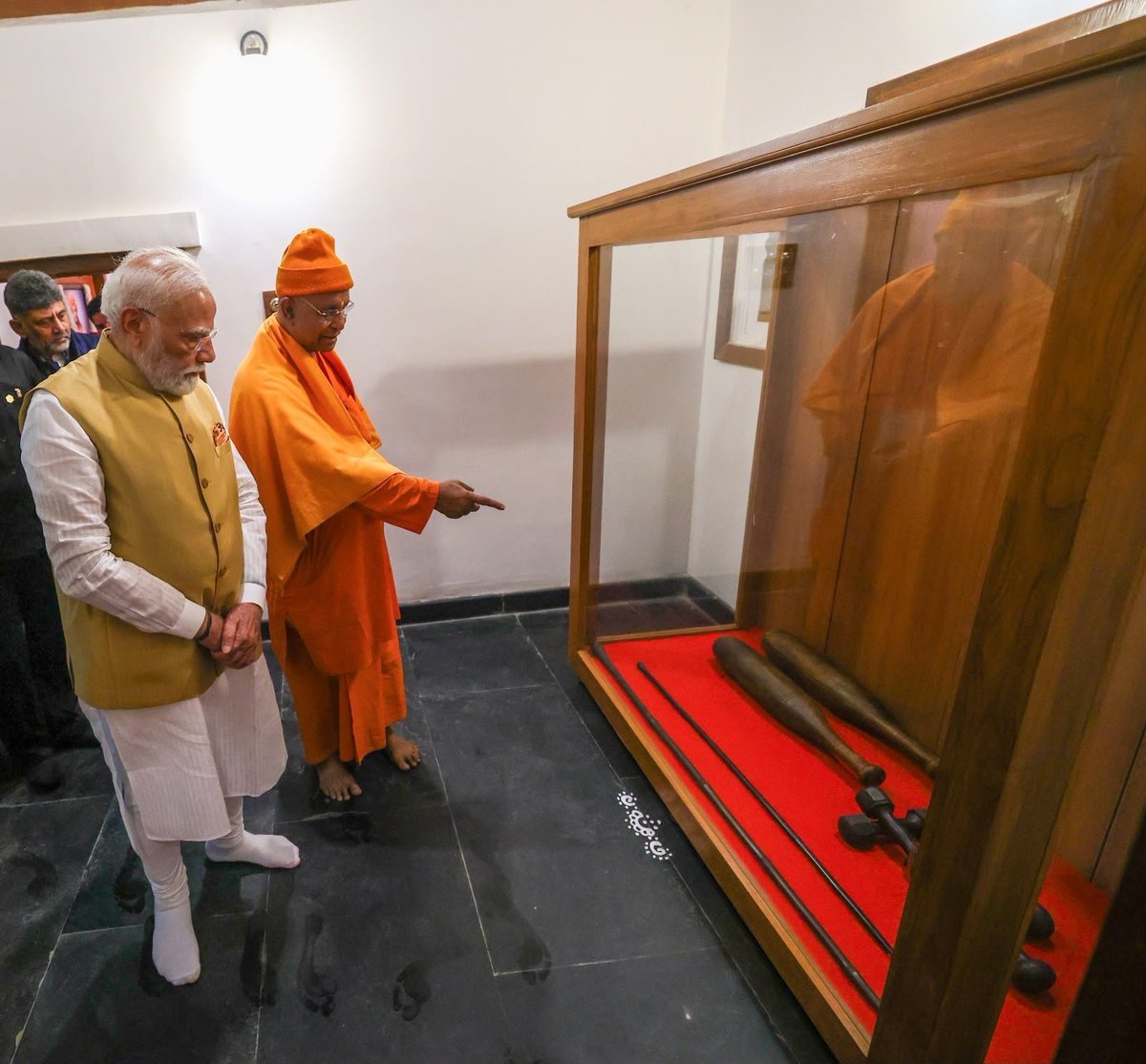 narendramodi's tweet photo. ಮೈಸೂರಿನ ವಿವೇಕ ಸ್ಮಾರಕ ಸಂಕೀರ್ಣದಲ್ಲಿರುವ ಶಿವನ ದೇವಾಲಯದಲ್ಲಿ ಪ್ರಾರ್ಥನೆ ಸಲ್ಲಿಸುವ ಹಾಗೂ 1892ರಲ್ಲಿ ಸ್ವಾಮಿ ವಿವೇಕಾನಂದರು ಮೈಸೂರಿನಲ್ಲಿ ತಂಗಿದ್ದ ಸ್ಥಳಕ್ಕೆ ಭೇಟಿ ನೀಡುವ ಸೌಭಾ���್ಯ ಲಭಿಸಿತು. https://t.co/nXt2yzAyft