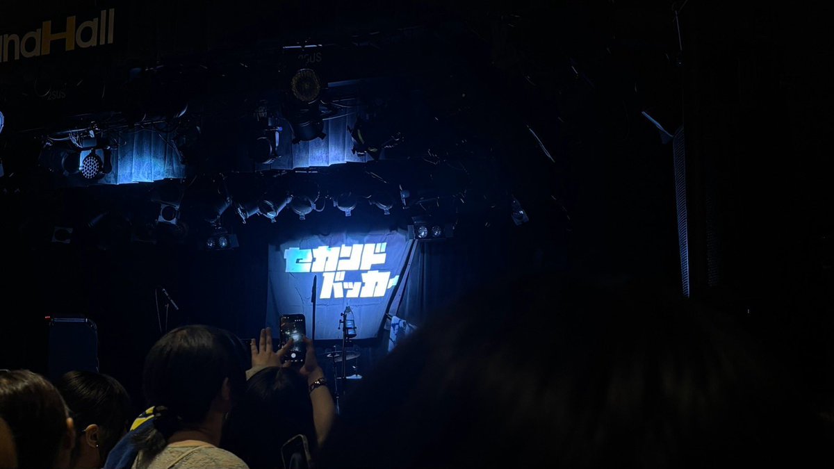 yr_miku3's tweet photo. 初めてセカンドバッカーのライブ行った！
対バンのリュックと添い寝ごはんあんまり予習してなくて知らない曲ばっかやったけど楽しかった！
セカバも一緒に歌ったり腕振ったりちょー楽しかった✨
絶対またライブ行く！
#セカンドバッカー
#リュックと添い寝ごはん 
#BananaHall https://t.co/p6YwGWN1q2