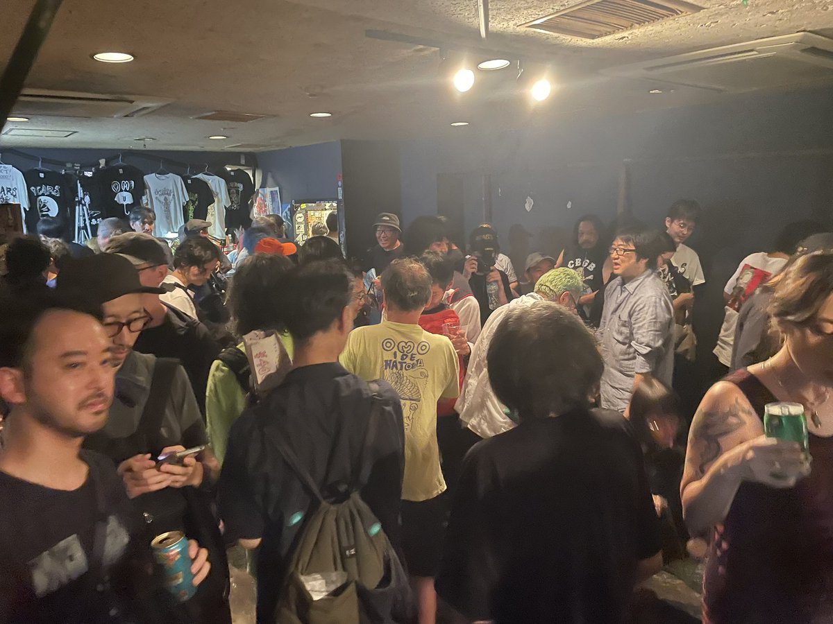 kaama69's tweet photo. 難波ベアーズ最終日
学生時代から出演させて頂いたライブハウスが気が付けば伝説のカルトライブハウスとなって行き
その時間を30年程居させて頂いたのは幸せだったと思います
最終日色んな人と再会したりして本当に人の縁に恵まれて幸せだったな〜と実感
また再開する日に盛り上がりましょう https://t.co/BjpQyPhvRu
