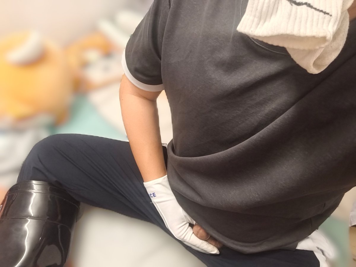 LauZeymsc's tweet photo. #雨靴 #白袜 #白手套 https://t.co/MfPPPnNgwt