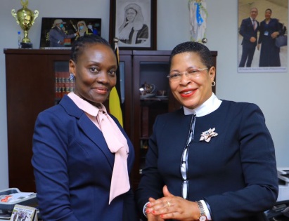 GabrielBuule's tweet photo. Jenifer Bamuturaki nearly run down Uganda Airlines to the fact that she never explained the ticket fraud that accounted for Shs 140 billion, the ticket price manipulation by staff and travel agents that cost us Shs 170 billion and she is free as authorities continue to grill AAA!! Selective justice.