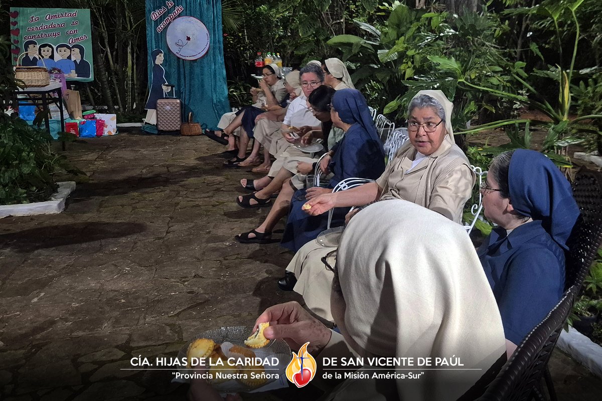 HCAmericaSur's tweet photo. 🥳 CELEBRAMOS LA AMISTAD, LOS 13 AÑOS DE LA PROVINCIA Y EL ENVÍO MISIONERO DE SOR RAQUEL ARGEL 🙏

🌐 Noticia completa en el primer comentario 👇
#diadelaamistad #misionangola #HijasDeLaCaridad #hijasdelacaridadamericasur #Asunción #paraguay #angola https://t.co/m1ATog6MOG