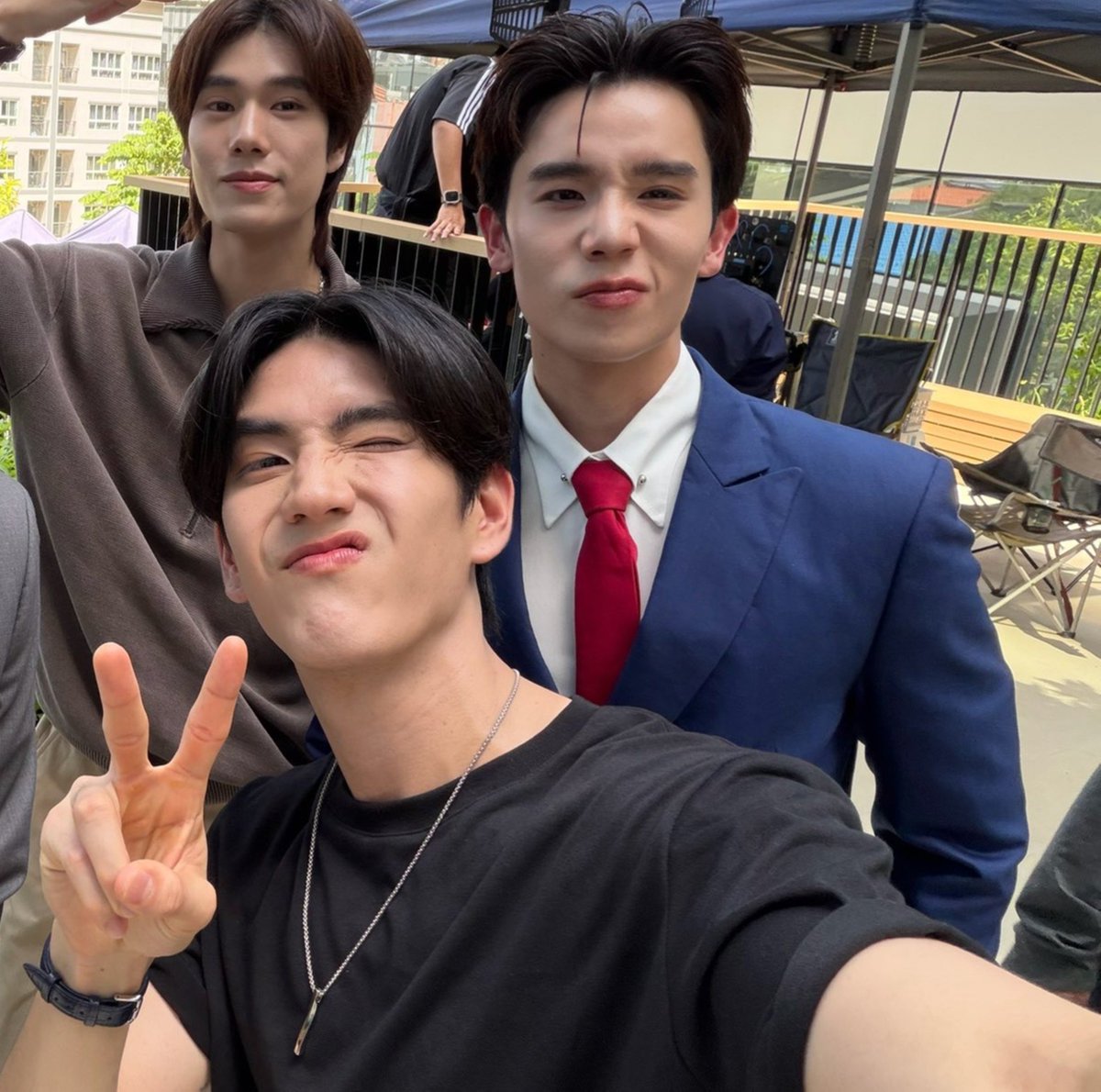 chocotawi's tweet photo. THE SAME FUCKING POSE ARE WE JOKING https://t.co/HAjVABtFzH