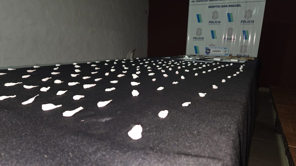 clikear's tweet photo. Allanamientos en Grand Bourg: secuestraron cocaína y detuvieron a cuatro personas
El procedimiento se realizó en dos domicilios de la zona céntrica de Grand Bourg. Se secuestraron 143 gramos de cocaína, dinero en efectivo y elementos vinculados a la comercialización. @luisvivona https://t.co/DpUq1H9r1z