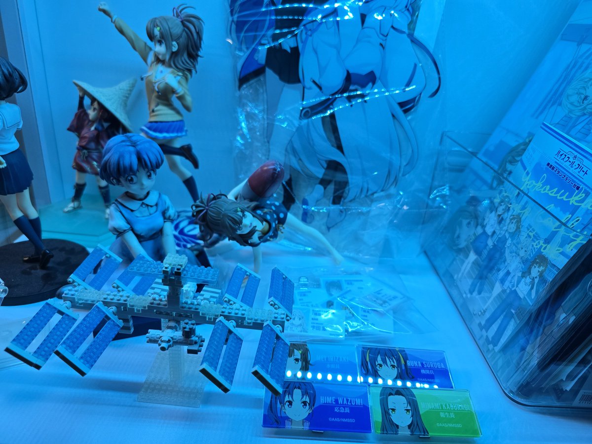 vaizel6's tweet photo. 最近組み立てたLED棚にはいふりグッズを飾る。はいふりは海のイメージがあるから、泳いでいるように青くしてみました！
#はいふり https://t.co/psD44ghFZ9