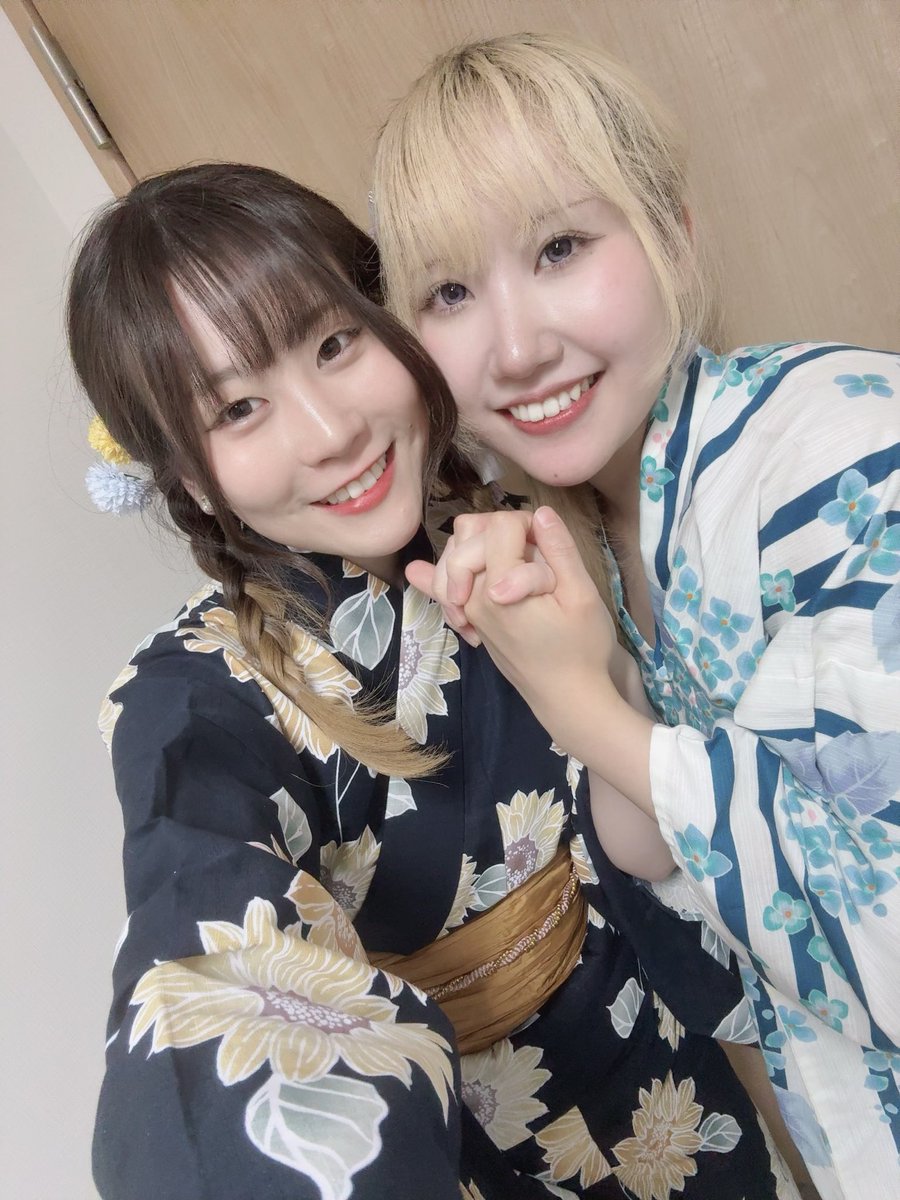 oto_matsumoto's tweet photo. 今年も露店に遊びに来てくれてありがとうございました❣️
暑い中でしたがみんなとお話できてとっても楽しかったです✨️ちゃんと塩分とって水飲むんだよ！！

りんくるはまだ営業してるので楽しんでね！

一緒に暑い中がんばったアイさんと、奇跡的にタイミングがあった紫音ちゃんとパシャリ🫶 https://t.co/2lwRMjiHWw