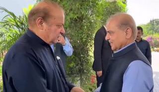 Mag1Magsi's tweet photo. میاں نواز شریف صاحب!

مہنگائی نے عام آدمی کی کمر توڑ دی ہے۔ آٹا، چینی، گھی، دالیں، سبزیاں، بجلی، گیس، پیٹرول، دوائیں اور بچوں کی تعلیم… ہر چیز عام شہری کی پہنچ سے دور ہوتی جا رہی ہے۔

تنخواہ دار طبقہ ہو، مزدور ہو، ریڑھی والا ہو یا چھوٹا دکاندار، ہر شخص مہنگائی کے بوجھ تلے دبا ہوا ہے۔ لوگ اپنی بنیادی ضروریات پوری کرنے کے لیے پریشان ہیں.

حکومت کی اولین ذمہ داری صرف اعداد و شمار پیش کرنا نہیں، بلکہ عوام کو حقیقی ریلیف دینا ہے۔ اگر معیشت بہتر ہو رہی ہے تو اس کا اثر عام آدمی کی زندگی میں بھی نظر آنا چاہیے۔

میاں نواز شریف صاحب، عوام پر رحم کیجیے۔
اگر واقعی ملک کی فکر ہے تو مہنگائی پر قابو پانے، بجلی و گیس کے نرخ کم کرنے، اشیائے ضروریہ سستی کرنے اور عام آدمی کو جینے کا موقع دینے کے لیے فوری اور مؤثر اقدامات کیجیے۔

ریاست کی کامیابی کا معیار اسٹاک مارکیٹ نہیں، بلکہ عام شہری کے گھر کا چولہا ہے.

@MaryamNSharif