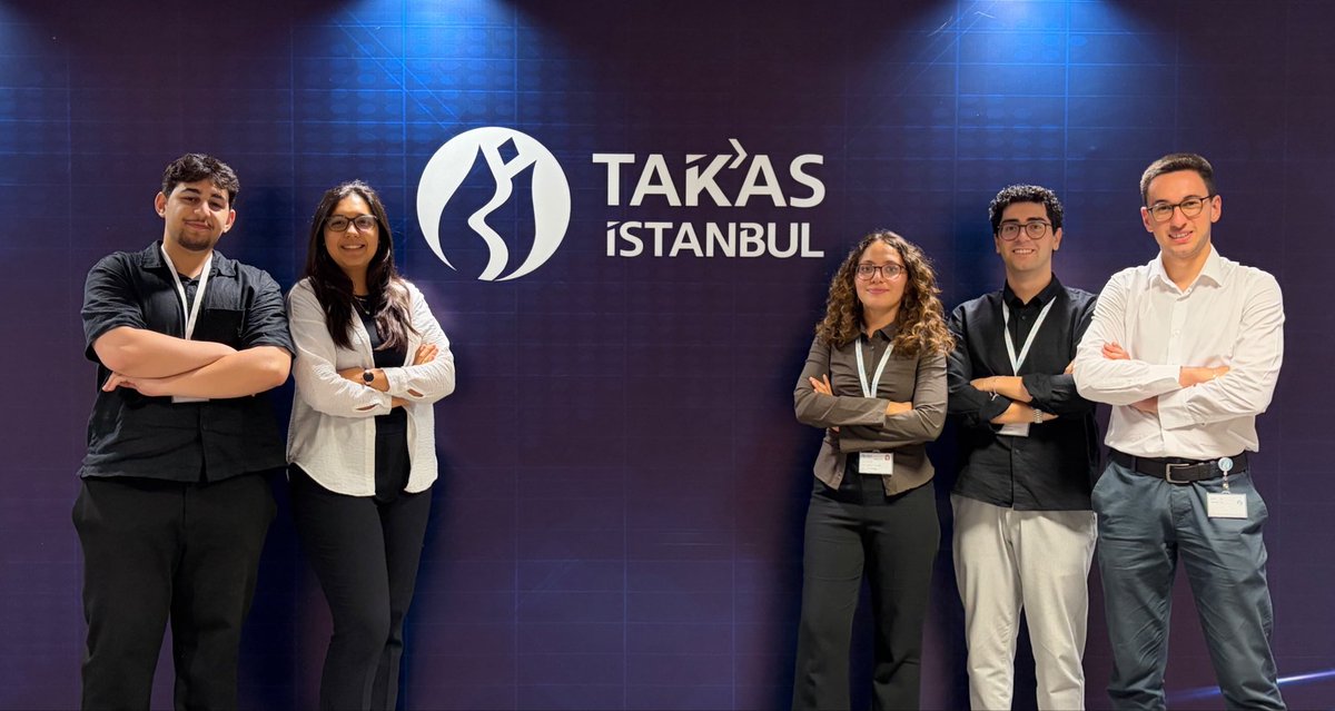 ProfHasanMandal's tweet photo. 1 Yeni Mesaj:"Hocam, kovana uzaklığımız 2 km." 📩

Takas İstanbul'un "Geleceğe Yatırım" staj programını tamamlayan öğrencilerimizden gelen bu mesaj, İTÜ'ye duydukları aidiyetin en güzel ifadelerinden biriydi. 🐝

Kampüsümüzün hemen yanı başında çalışma hayatına ilk adımlarını atarken, İTÜ'de kazandıkları değerleri, birlikte başarma kültürümüzü ve geleceğe dair heyecanlarını aynı kararlılıkla taşıyor olmaları son derece kıymetli. 🌱

Öğrencilerimizin İTÜ'de edindikleri bilgi ve yetkinlikleri çalışma hayatına yansıtarak bulundukları kurumlara katkı sunmaları, üniversitemizde birlikte oluşturduğumuz eğitim ve araştırma ekosisteminin en anlamlı çıktılarından biri.

Staj programlarını başarıyla tamamlayan tüm öğrencilerimizi yürekten kutluyor; 

bu değerli deneyimin meslek yolculuklarında yeni başarıların ve ülkemize değer katacak çalışmaların başlangıcı olmasını diliyorum. ✨

@itu1773