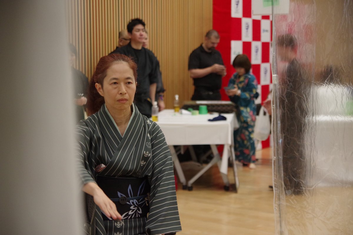 nin_gig's tweet photo. 今大会のパンフレットの「侍」の紹介の欄に、昨年の競技の際の打剣時のお写真を使わせていただいた方です。打剣にいどむ姿に圧倒的な侍の雰囲気があり。パンフレットの侍のイメージぴったりだったので使わせていただいたものです。今年はまたさらに気迫あふれる鋭い打剣を魅せてくださいました。普段の柔らかい笑顔と打剣の際の凛とした顔、どちらも素敵な大会常連さんです。
#世界棒手裏剣競技大会