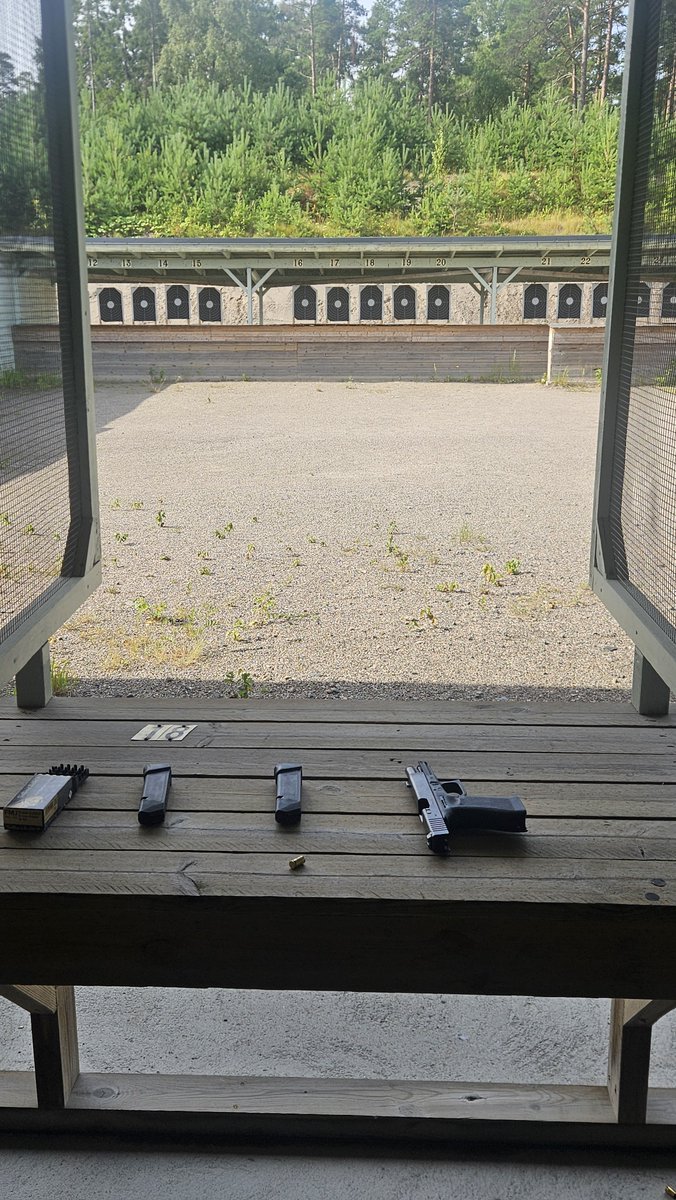 Ssav64's tweet photo. Mukava päivä saarella #MPK 2 x pistooliammuntakurssia

Aamusta perusammunta.

Iltapäivä aloittelijoiden kurssi ja perustekniikaa.

Turvallisuus edellä, kouluttajat 💪 täyttä rautaa 🙏. https://t.co/jW6z2jaaCI
