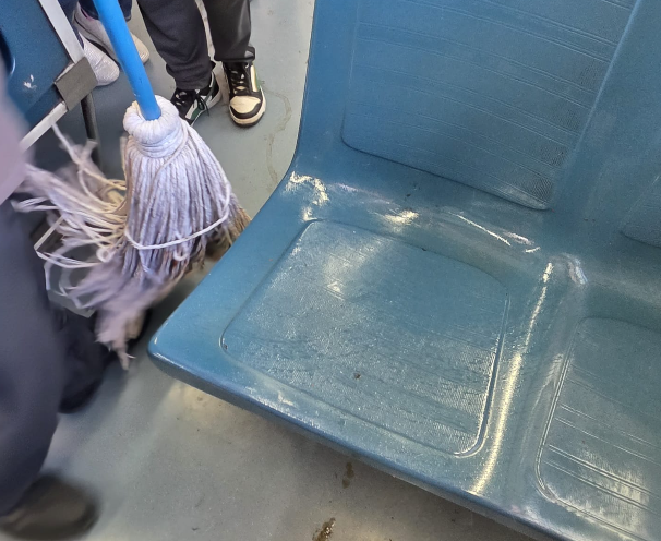 MetroCDMX's tweet photo. @SoloAlx27 En seguimiento a tu reporte, personal de limpieza realizó aseo en el vagón de la Línea B. Agradecemos el mensaje. https://t.co/YBvMGeGA5c