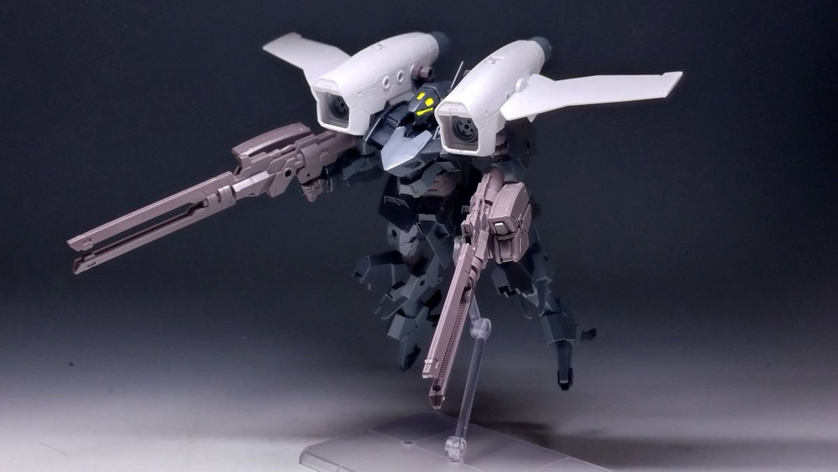 tkdkTorF14D's tweet photo. ゼノヴァルト(空戦仕様)
所属不明機ゼノヴァルトの空戦タイプ。
背部の軸可変式大型航空ユニットによって滞空・飛行モードを切り替えることができる。また、本体をなるべく軽量化するため武装が集約されている。

ユニットは地球連合軍の装備に類似しているが、模倣品かどうかは不明。

#30MMSM2026 https://t.co/Ab1sSLygVo