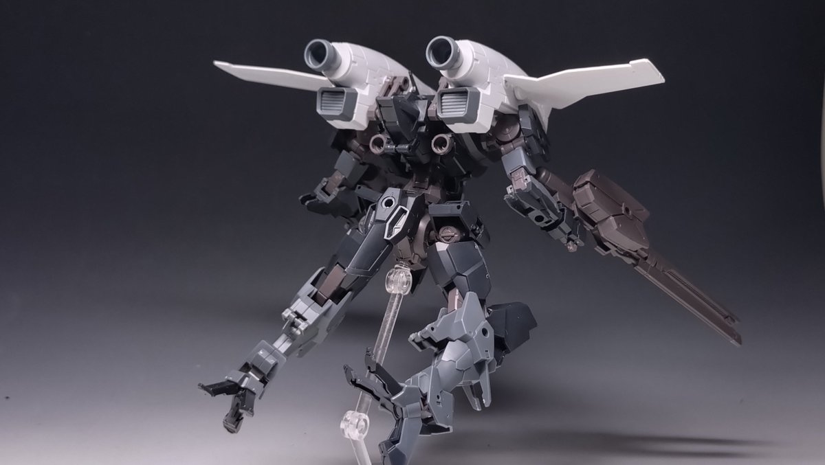 tkdkTorF14D's tweet photo. ゼノヴァルト(空戦仕様)
所属不明機ゼノヴァルトの空戦タイプ。
背部の軸可変式大型航空ユニットによって滞空・飛行モードを切り替えることができる。また、本体をなるべく軽量化するため武装が集約されている。

ユニットは地球連合軍の装備に類似しているが、模倣品かどうかは不明。

#30MMSM2026 https://t.co/Ab1sSLygVo