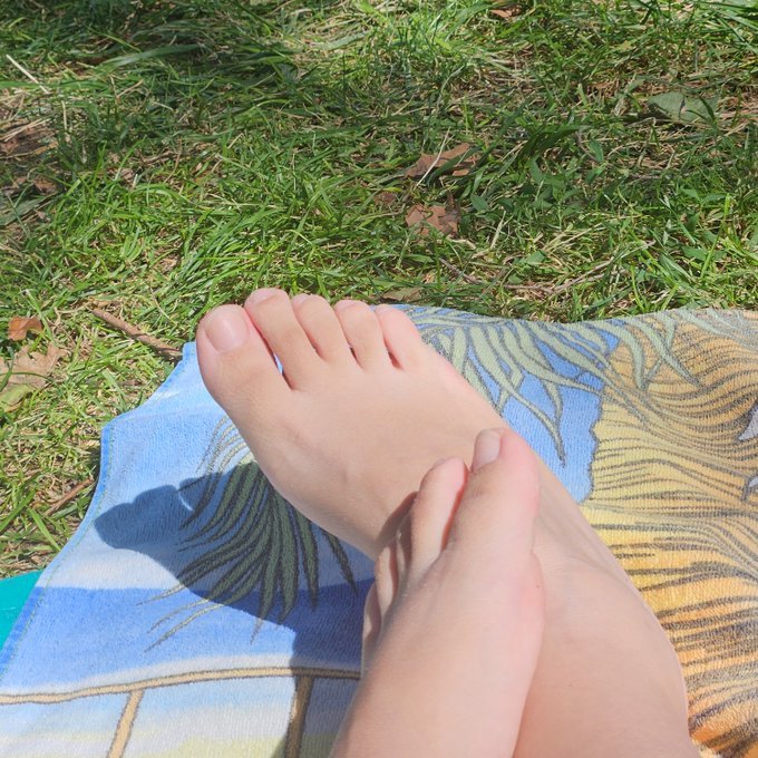 Dieladulce's tweet photo. Aprovechando el verano 🏖☀️🌡 ¿Y vosotros/as? 

#verano #pies #piscina #relax https://t.co/EmzXF4NSZz