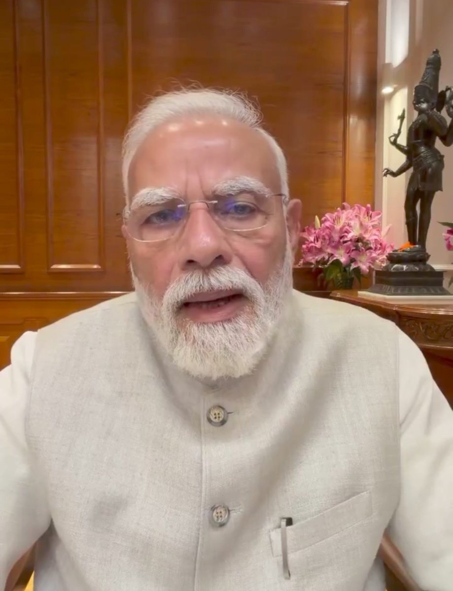 riskyyadav41's tweet photo. हांथी के दांत खाने के और होते हैं और दिखने के और होते हैं ये कहावत हाथी के लिए नहीं सिस्टम के लिए बनी थी।

आपको याद होगा पिछले दिनों सुप्रीम कोर्ट में प्रवल प्रताप यादव ने CJI को गाली दे दी थी।

जिसके बाद CJI ने कहा था इस लड़के को माफ कर दो कोई कार्यवाही न करना लोगो ने जज साहब की बड़ी तारीफ की थी।

लेकिन बाद में जज साहब से अपने कर्मचारी से बोलकर उसपर FIR करवाई और 14 दिन जेल में रखा कल प्रवल जमानत पर आया है।

यही काम मोदी जी ने किया खुद आकर बोल रहा गाली देने वाले GEN Z को माफ कर दो।

लेकिन पिछले दरवाजे से पुलिस अब तक युवाओं को पकड़ रही है।😎