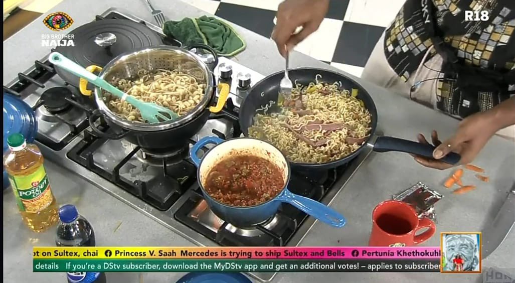 Ricky_jumbo's tweet photo. Chef Risky Ricky entered the kitchen and delivered a Spicy @MinimieNigeria noodles made to perfection with @PowerOilNG 

Who’s grabbing a plate???? 😋🍝
#BBNaija #RickyJumbo #PatrickJumbo https://t.co/xUVuzYGDlJ